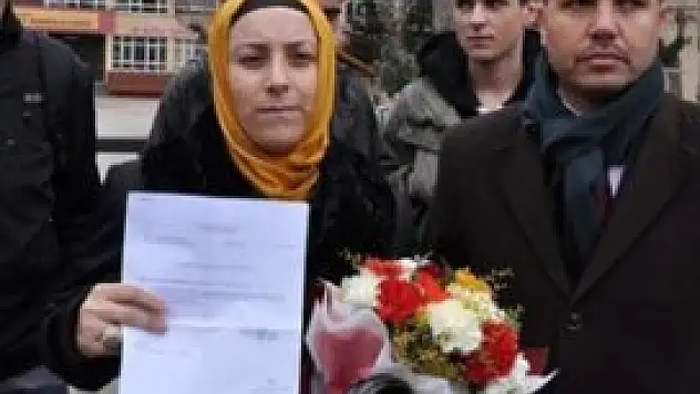 Başörtülü öğretmene şok!