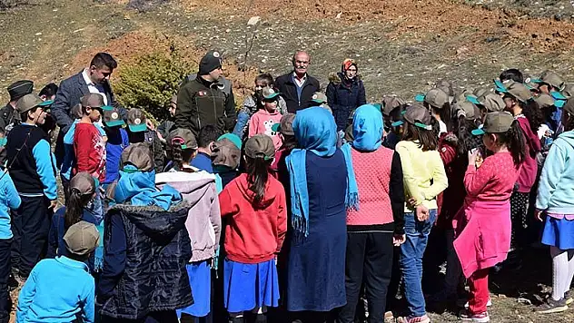 Hadim'de öğrenciler 500 badem fidanı dikti