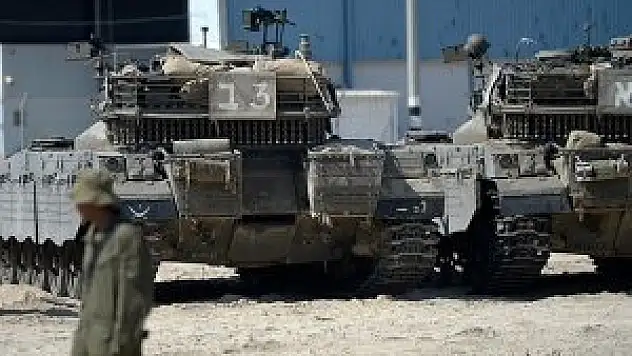 Gazze'de 1.5 km ilerleyen İsrail siper kazıyor