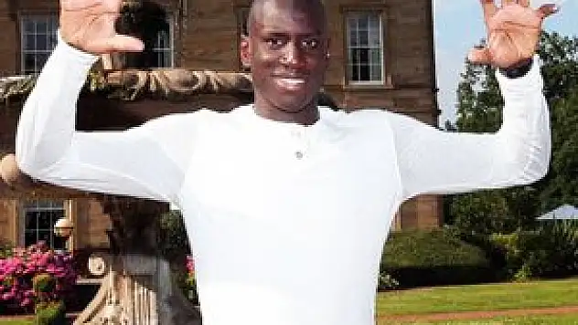 Demba Ba uçakta Kuran-ı Kerim okudu