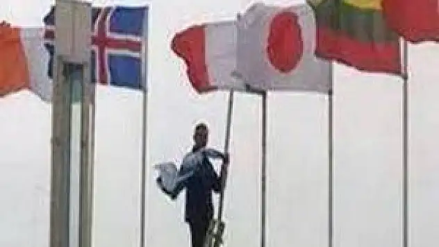 İsrail bayrağını indirdi