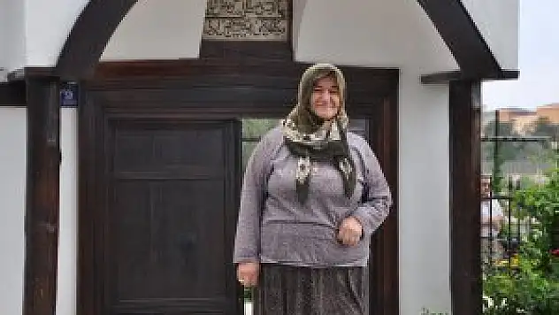 Türbedar teyze 350 yıllık geleneği sürdürüyor