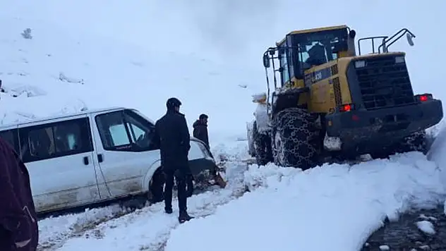 Oy pusulalarını taşıyan minübüs karda mahsur kaldı