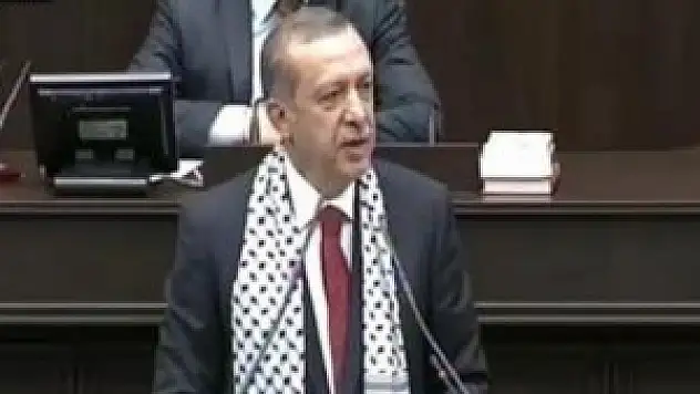 Kürsüye Filistin atkısıyla çıktı