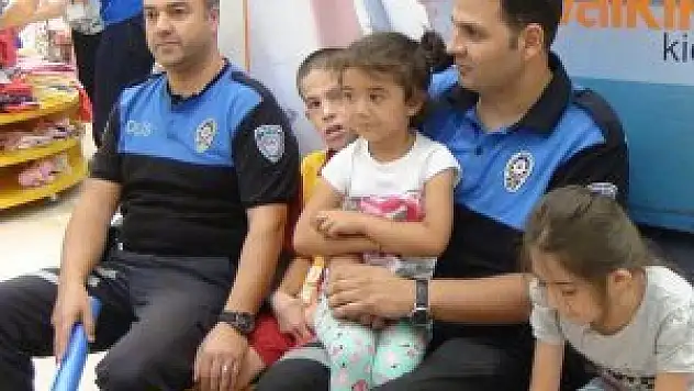 Polisten ihtiyaç sahibi çocuklara bayramlık