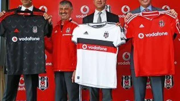 Beşiktaş yeni sezon formalarını tanıttı