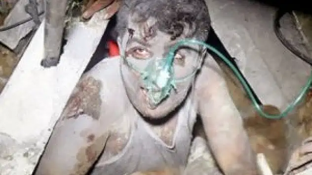 Enkazdan yükselen selam