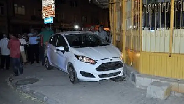 Otomobil yayaların arasına daldı: 2 kişi...