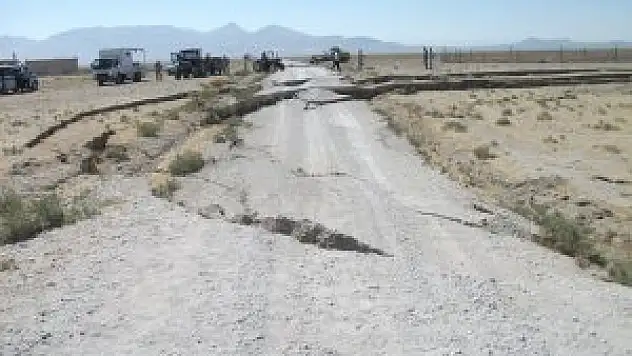 Otomobiliyle yolda oluşan obruğa düştü