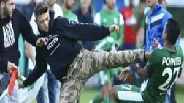 İsrailli futbolcuları tekme tokat dövdüler