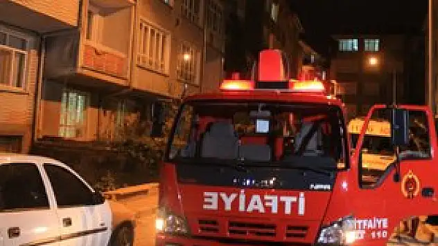 Evde uyuyan aile itfaiyeyi alarma geçirdi
