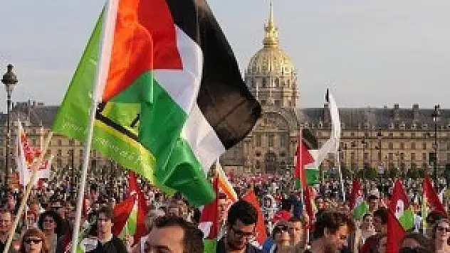 Müslüman gençler korudu 'Şehrin Muhafızları' yürüdü