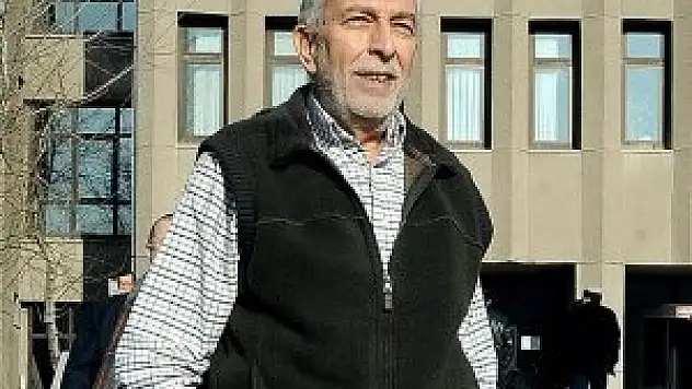 Emin Çölaşan'a araba çarptı