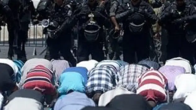 İsrailli yerleşimciler namazda saldırdı!