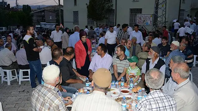 Meram'da son iftar sofrası Sağlık Mahallesi'nde kuruldu