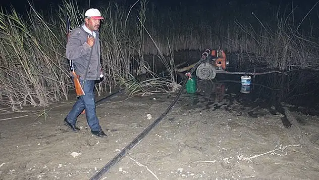 Tarlada tüfekle su motoru nöbeti