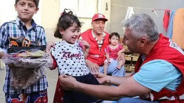 Türkmen çocukların bayramlıkları Kızılay'dan