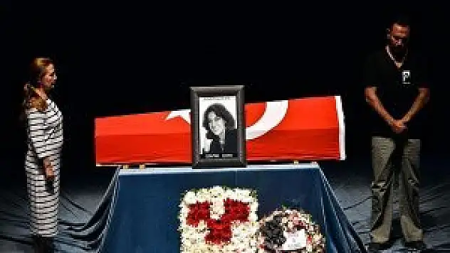 Sanatçı Çolpan İlhan için tören düzenlendi