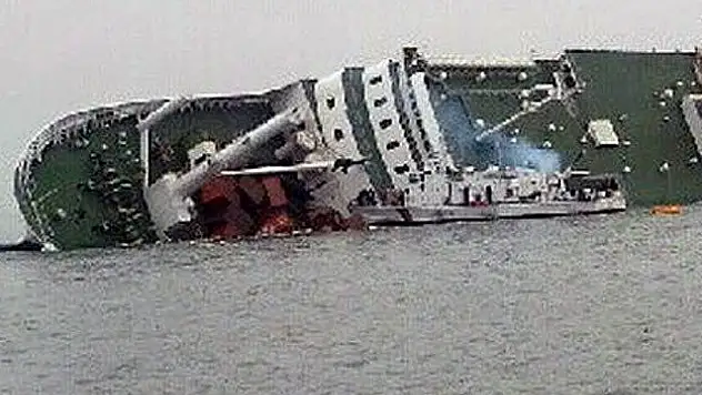 Bayram ziyaretine gidenleri taşıyan feribot battı