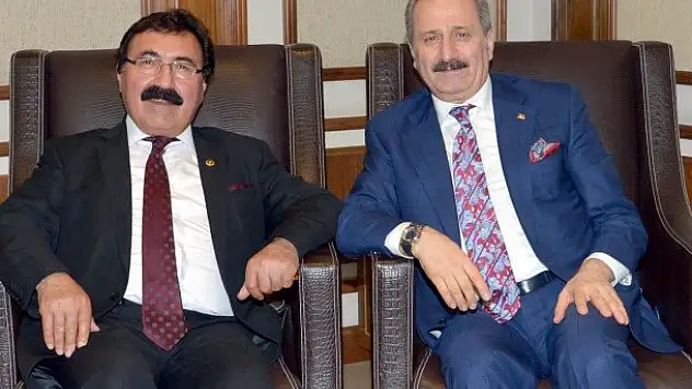 Türk bayrağını göndere çektirdi