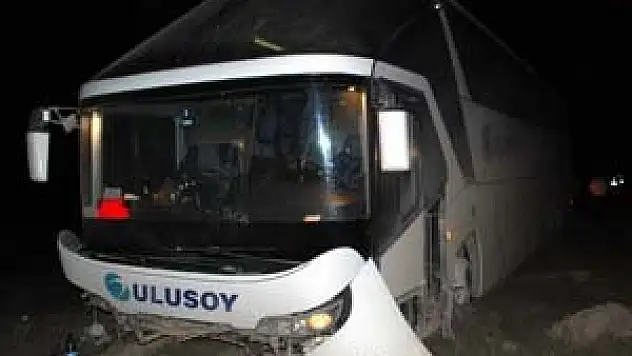 Kontrolü kaybeden otobüs yoldan çıktı