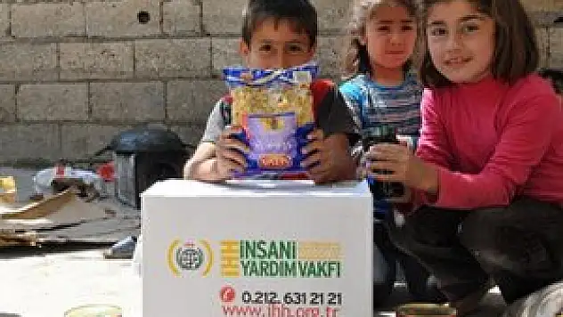 Yetimlerin yüzünü güldürüyorlar