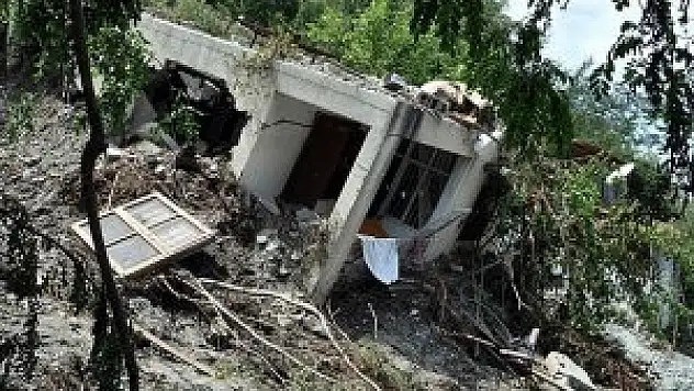 Toprak kaymasında 100'den fazla kayıp var