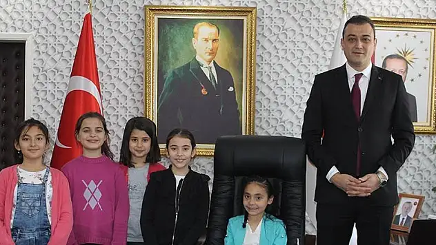 Yunak'ta ilçe protokolü koltuklarını çocuklara devretti
