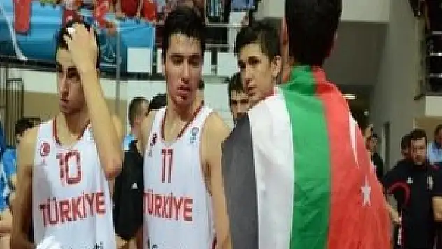 Şampiyon gençler Filistin'i unutmadı