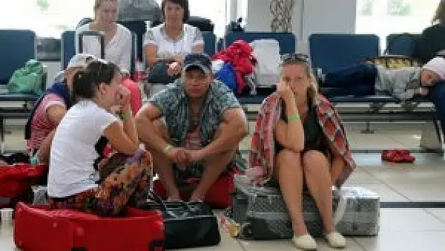 Rus turistler havalimanında mahsur kaldı