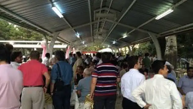 Ertan Özelsel kızını evlendirdi