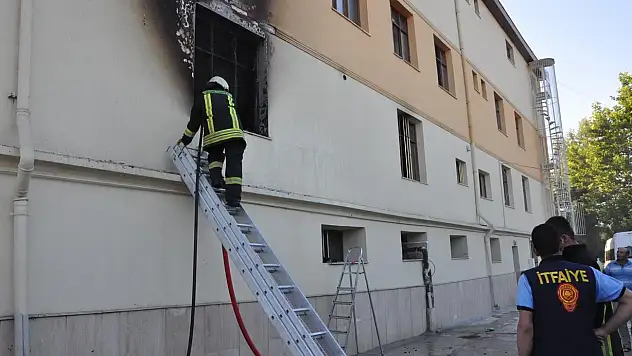 Öğrenci yurdunda yangın paniği