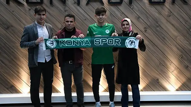 Konyaspor, Ali Karakaya ile profesyonel sözleşme imzaladı