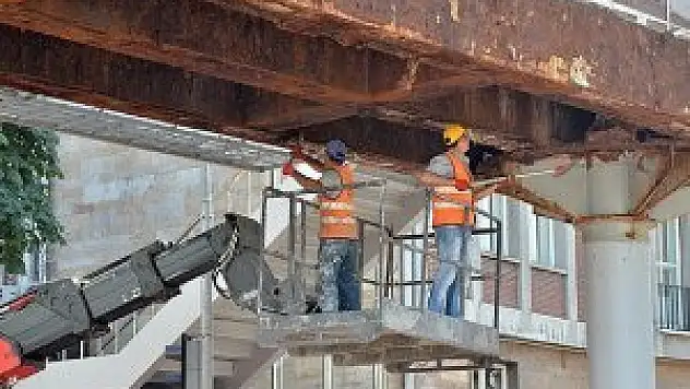 Ankara'da üst geçitte çökme tehlikesi yaşandı