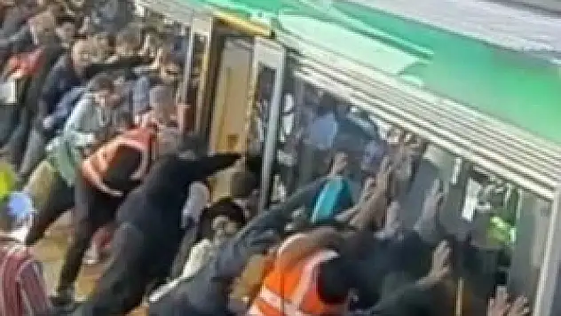 Metroyu kaldırarak sıkışan bacağı kurtardılar