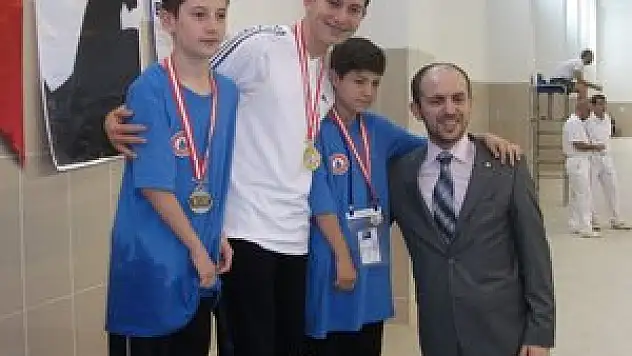 Engelli yüzücüden 3 madalya