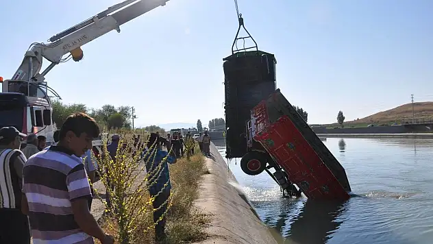 Römork kanala devrildi: 1 ölü...