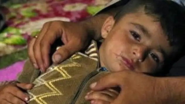 Çocuklar açlıktan yaprak yiyor!