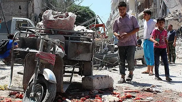 Halep'te pazar yerine varil bombalı saldırı: 30 ölü