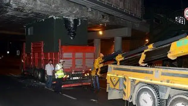 Trafo yüklü kamyon köprüye sıkıştı