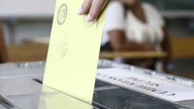 Oy pusulasının fotoğrafını çekerken gözaltına alındı