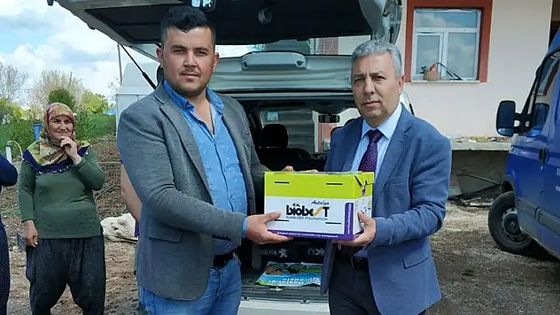 Beyşehir'de domates güvesine karşı çiftçilere yararlı böcek ve arı dağıtıldı