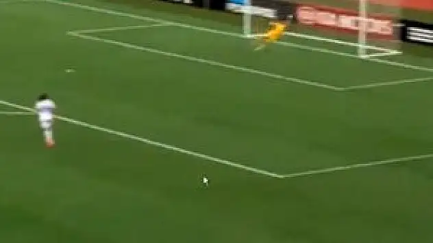 Kadın golcüden erkekleri kıskandıracak gol -VİDEO-