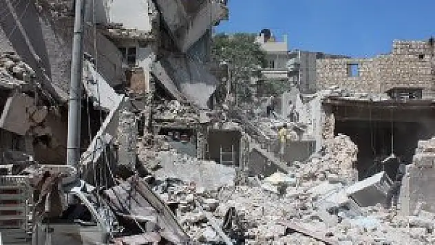 Suriye rejimi Halep'e ölüm yağdırdı