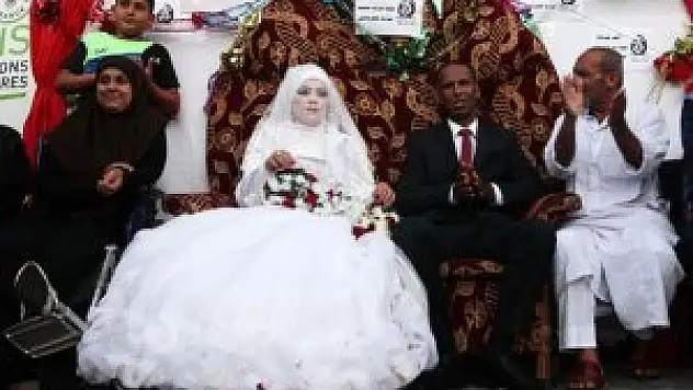 Bombardımana verilen arada evlendiler