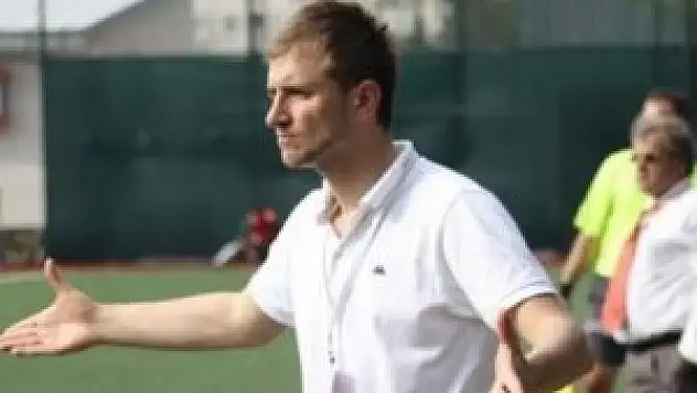 Hem başkan hem antrenör hem de futbolcu!