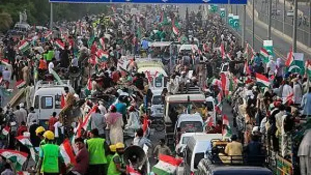 Hükümet karşıtları Lahor'dan İslamabad'a yürüyor