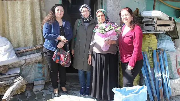 Beyşehir'de yılın annelerine evlerinde anlamlı ziyaret