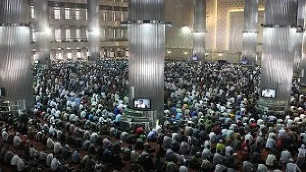 Endonezya'da on binlerce kişi Gazze için dua etti