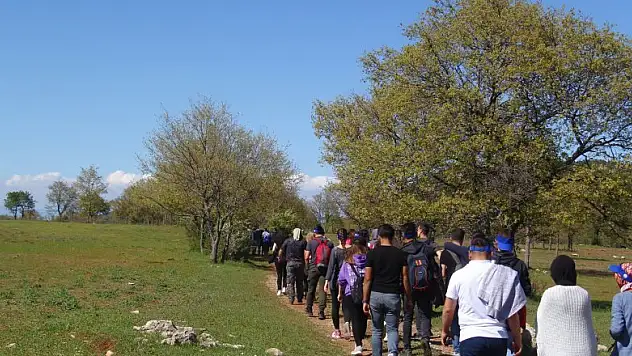 Beyşehir'de doğaseverler anneler için yürüdü
